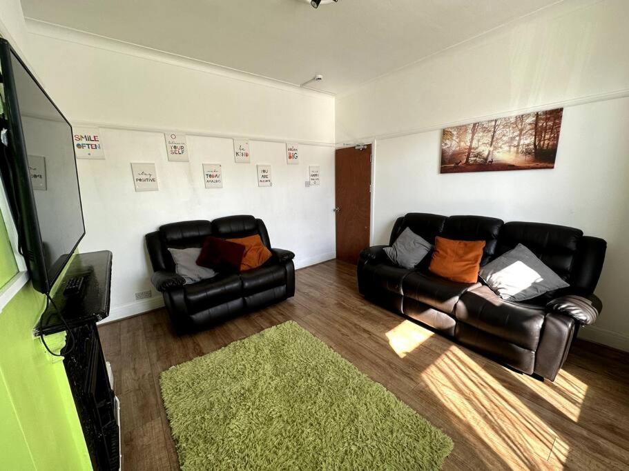 Spacious Holiday Home Near Tube Station - By Starlet Stays 伦敦 外观 照片