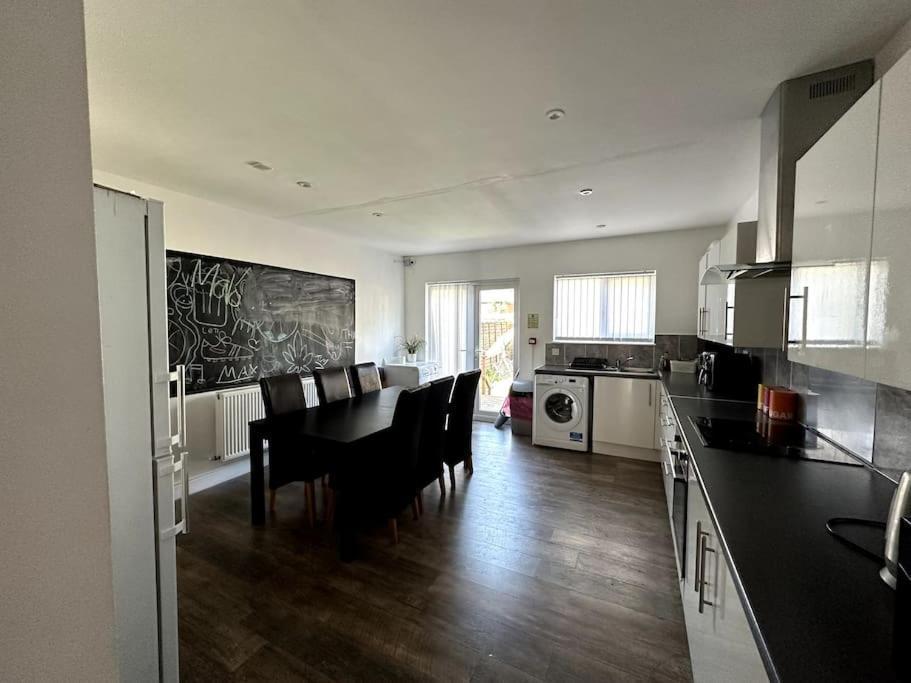 Spacious Holiday Home Near Tube Station - By Starlet Stays 伦敦 外观 照片