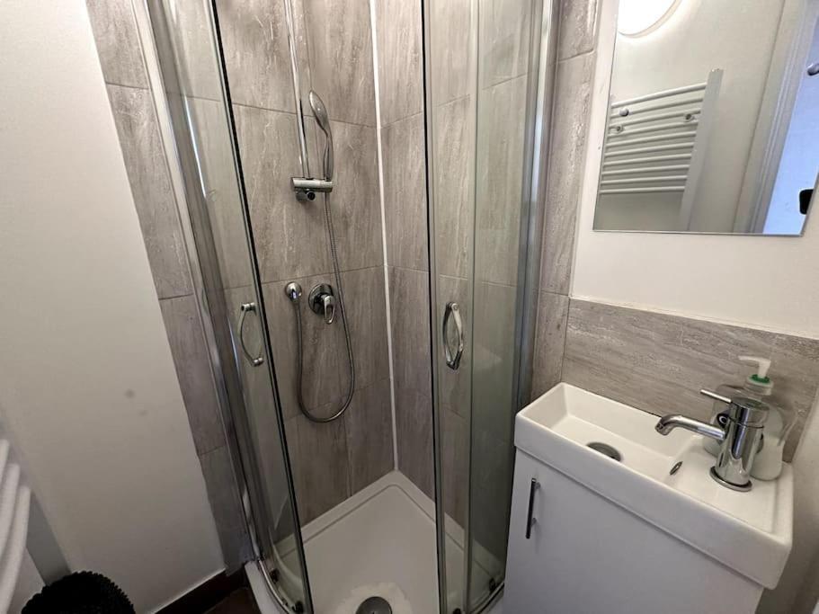 Spacious Holiday Home Near Tube Station - By Starlet Stays 伦敦 外观 照片