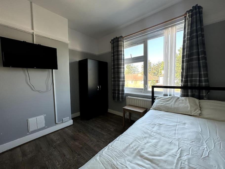 Spacious Holiday Home Near Tube Station - By Starlet Stays 伦敦 外观 照片