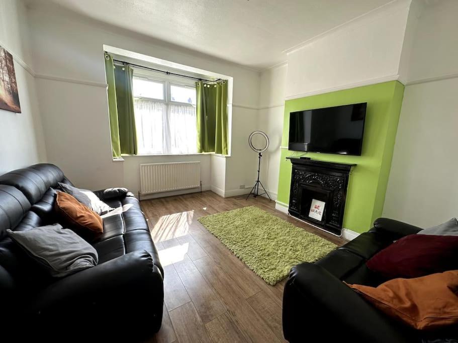 Spacious Holiday Home Near Tube Station - By Starlet Stays 伦敦 外观 照片
