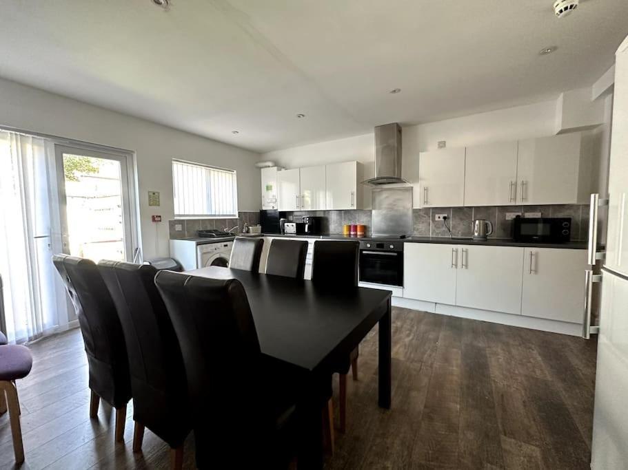 Spacious Holiday Home Near Tube Station - By Starlet Stays 伦敦 外观 照片