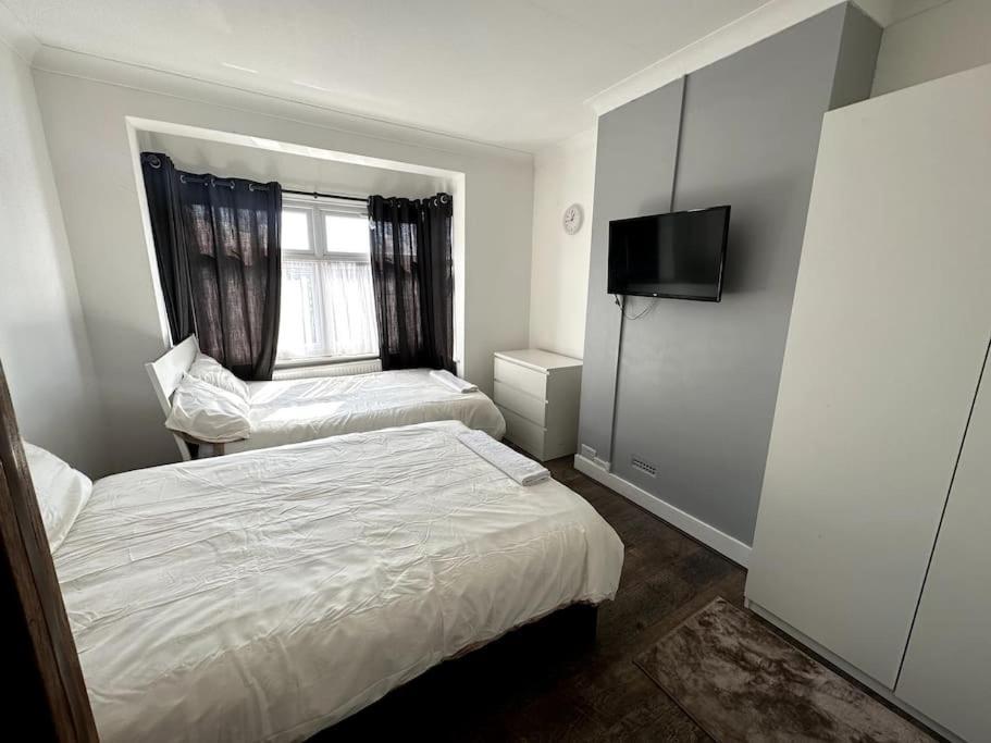 Spacious Holiday Home Near Tube Station - By Starlet Stays 伦敦 外观 照片