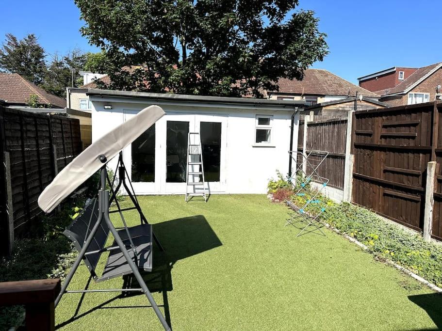 Spacious Holiday Home Near Tube Station - By Starlet Stays 伦敦 外观 照片